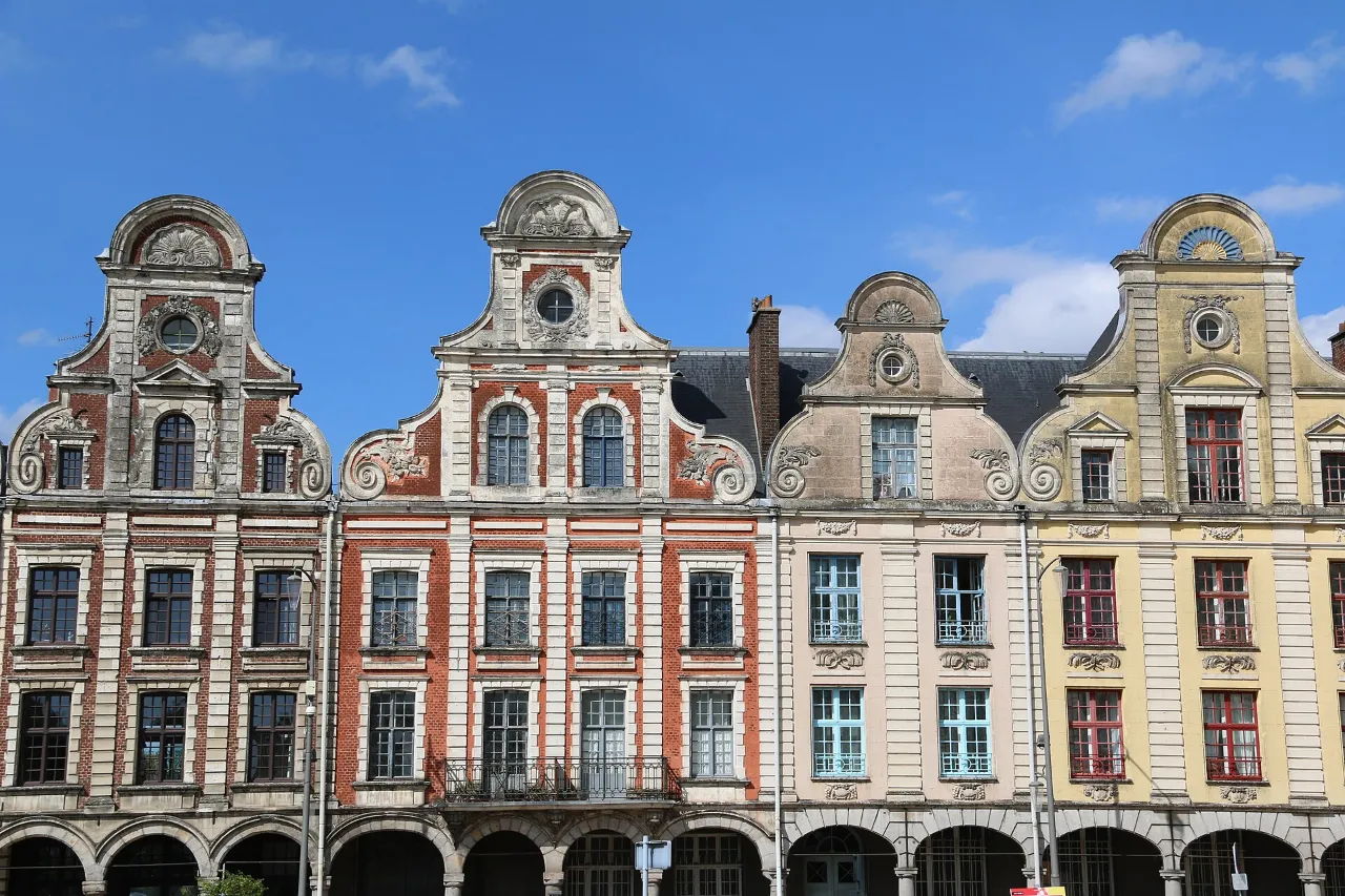 Façades à pignons de la Grand’Place d’Arras, en brique et en pierre, au-dessus des arcades