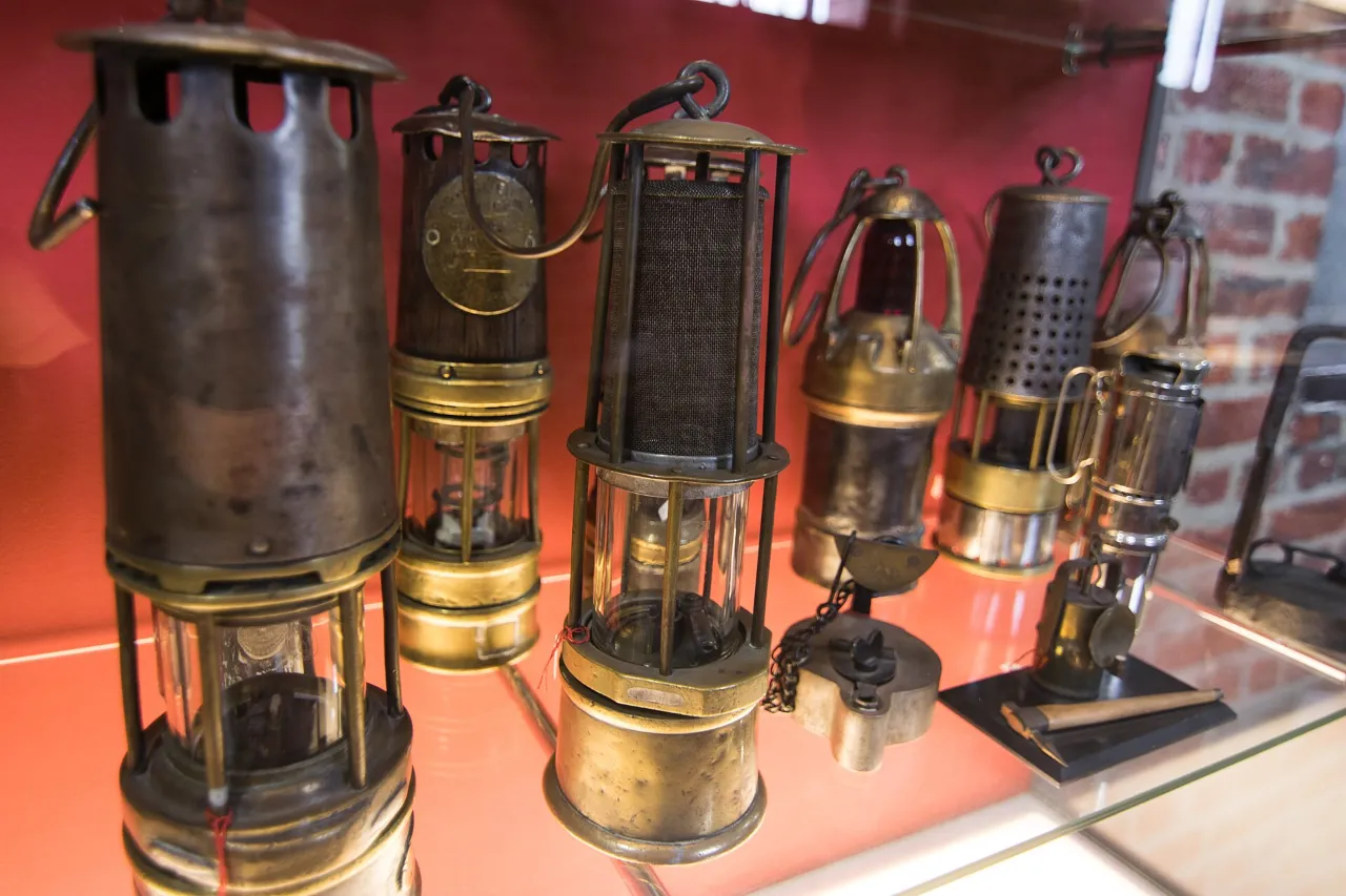 Lampes de mineurs anciennes exposées en vitrine au Centre historique minier de Lewarde