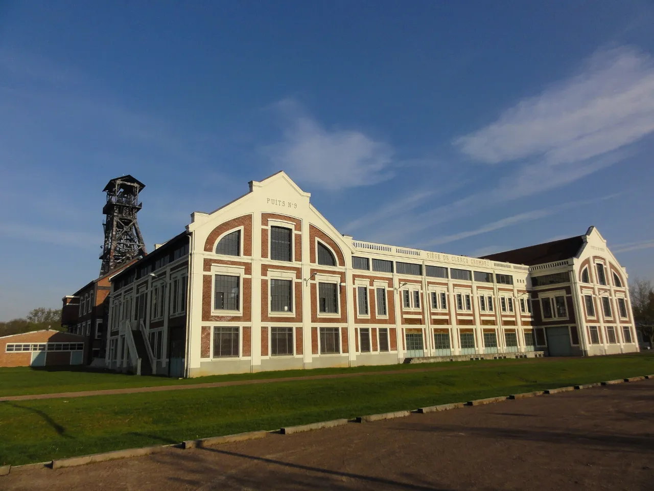 Un chevalement et la grande salle des machines du 9-9bis à Oignies, sous un ciel bleu