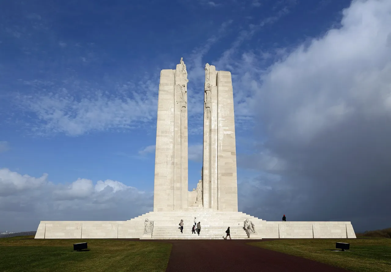 Le Mémorial national du Canada à Vimy et ses deux pylônes sous un ciel bleu
